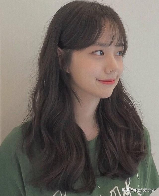 2.空气刘海梅花卷发型