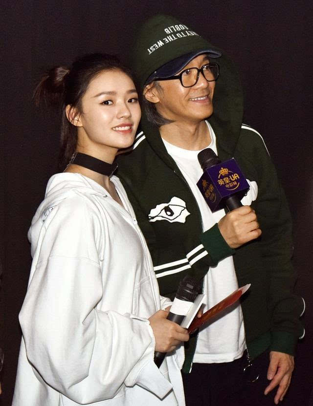 周星驰搂林允脖子,网友却关心林允到底有没有胸?