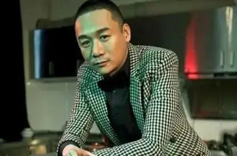 9岁高虎加入某团送外卖,与网友合影强颜欢笑!_生活_演艺事业_演出