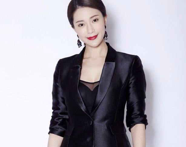 她就是胡然,王晶御用女演员,或许很多人不认识她,但要说到她拍的电影