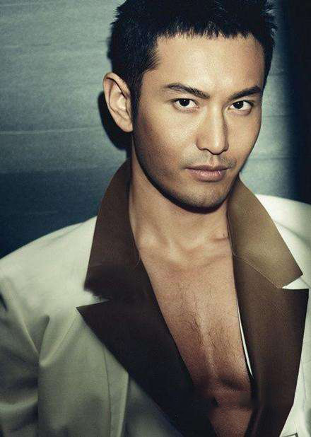 众多粉丝们不停狂叫,立威廉健身多年,只要露出性感胸毛与漂亮肌肉线条