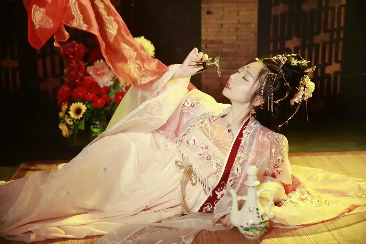 贵妃少喝点#国风古韵 #今日分享 #古风 #杂图 #贵妃醉酒 - 抖音