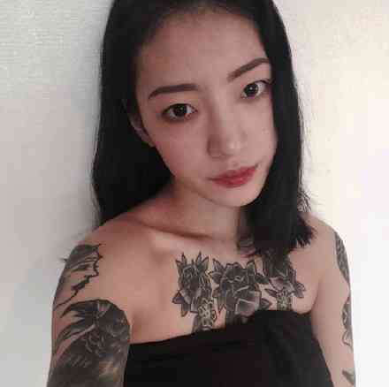 韩国颜值纹身师nini女生头像