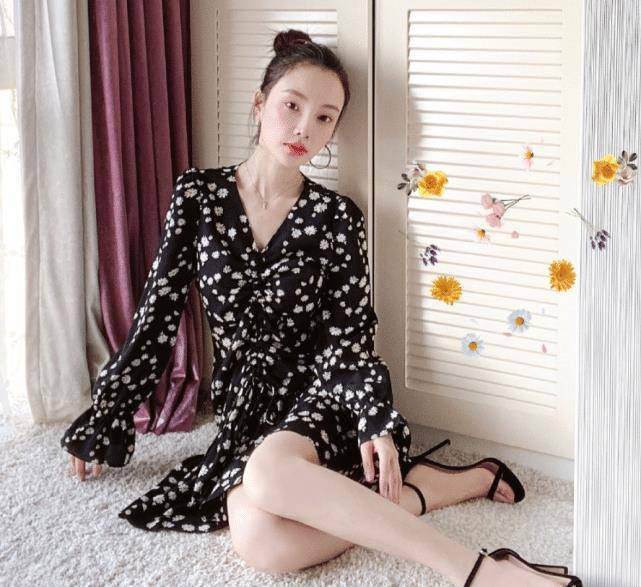 李小璐晒自拍近照,38岁少女感无敌,看起来不像是当妈的人_发展潜力_穿