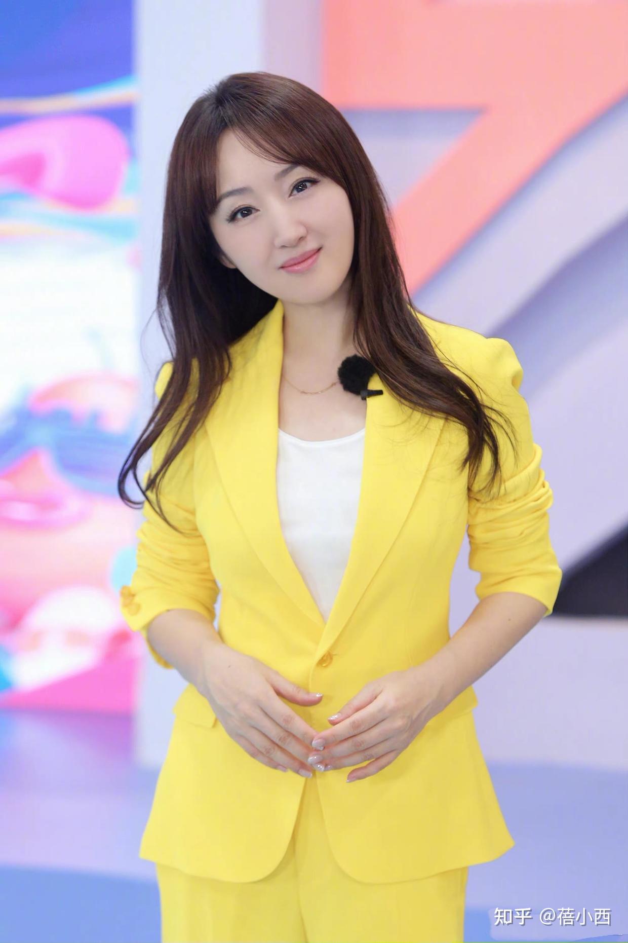 杨钰莹到了大婶的年纪,去旅游穿得却像个大学生,女团气质真显嫩