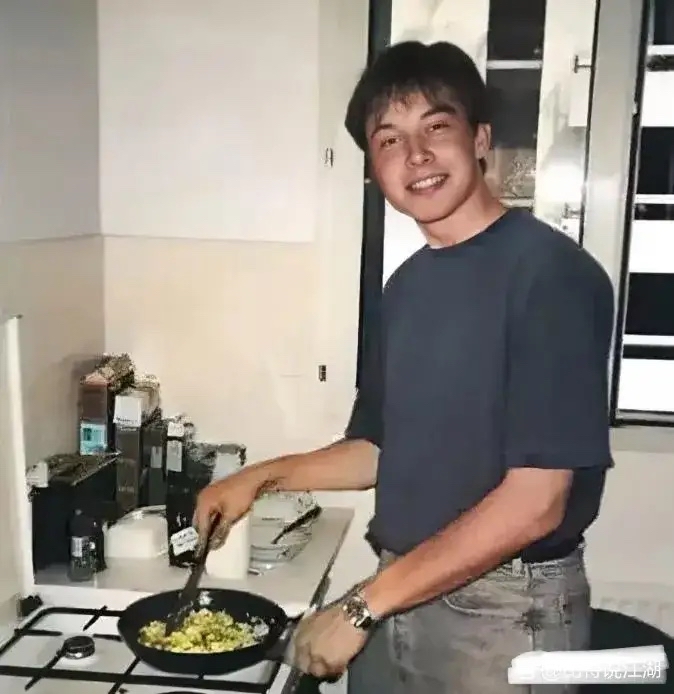马斯克年轻的时候也有居家男主的一面,[大笑] 只是后来他的生活风格
