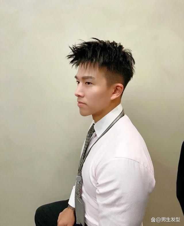 男生不要乱剪发型了,这3款发型潮流百搭,剪完轻熟又帅气