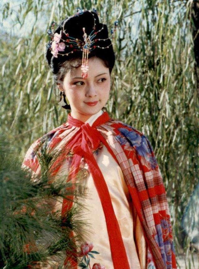 87版《红楼梦》她陪别人去面试,大围巾只露一双眼睛,被导演看中