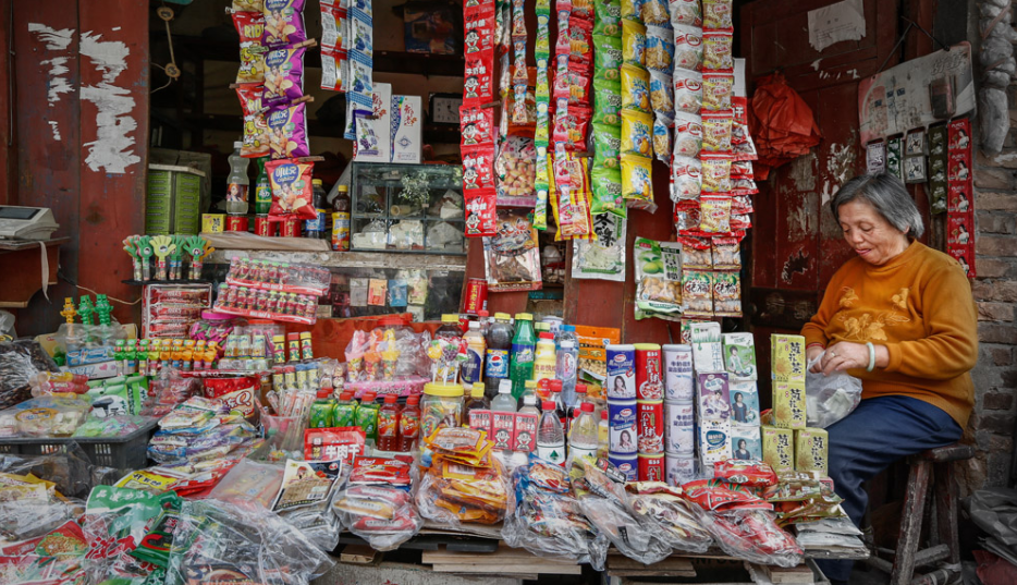 过去农村小卖部五分钱买两个大米球,如今坚守的小卖部依然不图钱