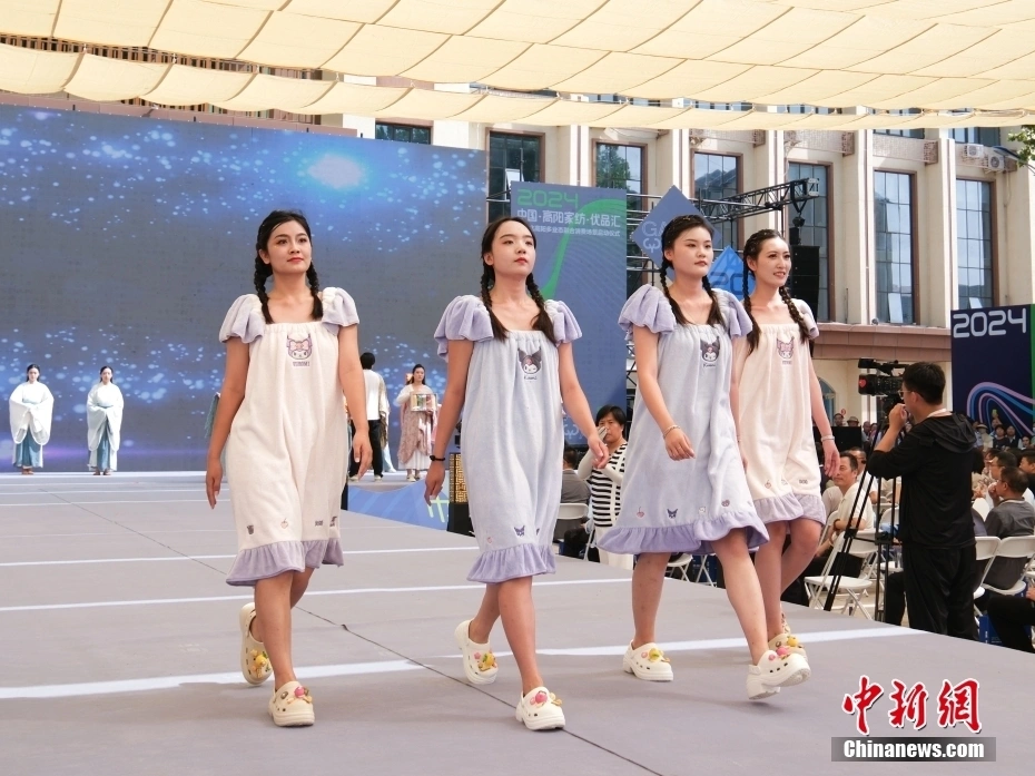 8月10日,模特进行t台走秀.