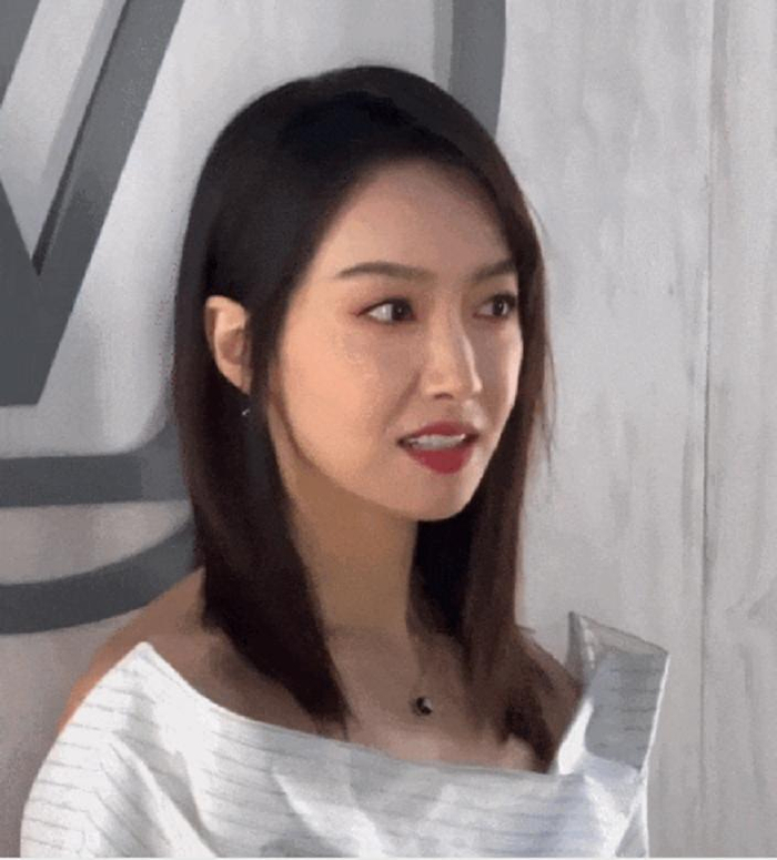 巴黎时装周怼脸生图明星纷纷出糗没了滤镜年龄感就出来了