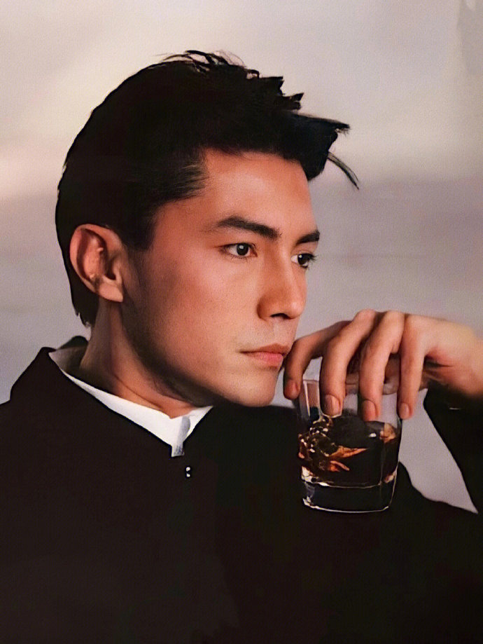 小说里走出来的贵公子#尊龙,我认为是亚洲最帅的男人,也可以说是最美