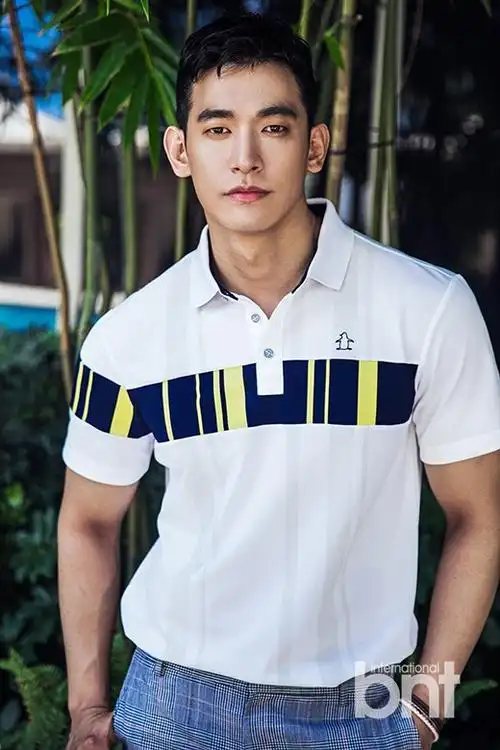 演员郑锡元拍写真 澳门老街变身柔情硬汉