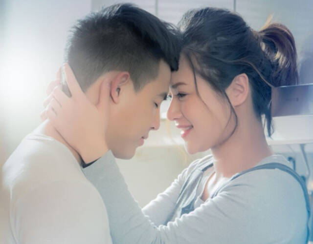 卢颂之与老公深情对视.