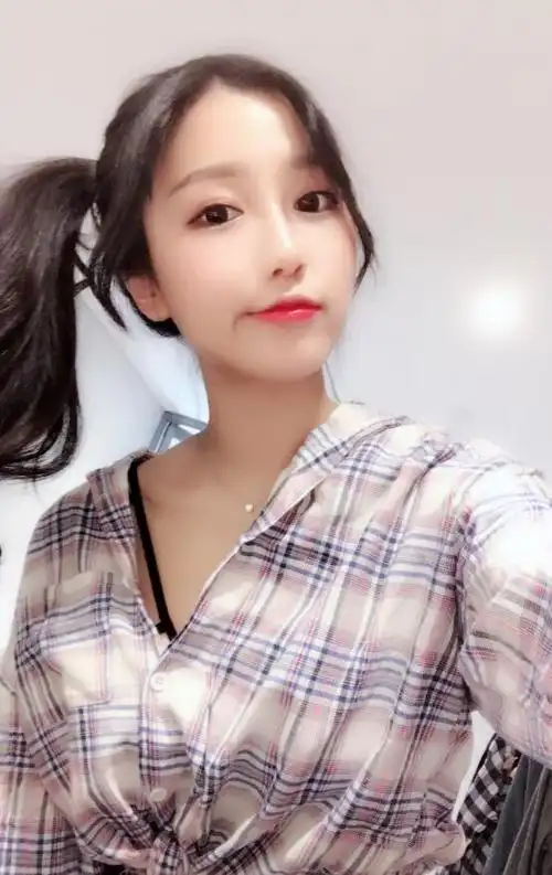 斗鱼主播小深深儿衣服崩开福利照片小深深儿写真微博生活照