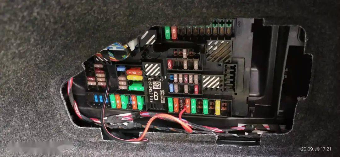 宝马各车系保险盒位置及取电说明新增x120款3系附小编微信