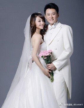 46岁曹颖晒和老公亲密照,穿蕾丝吊带太性感,身段完美锁骨突出