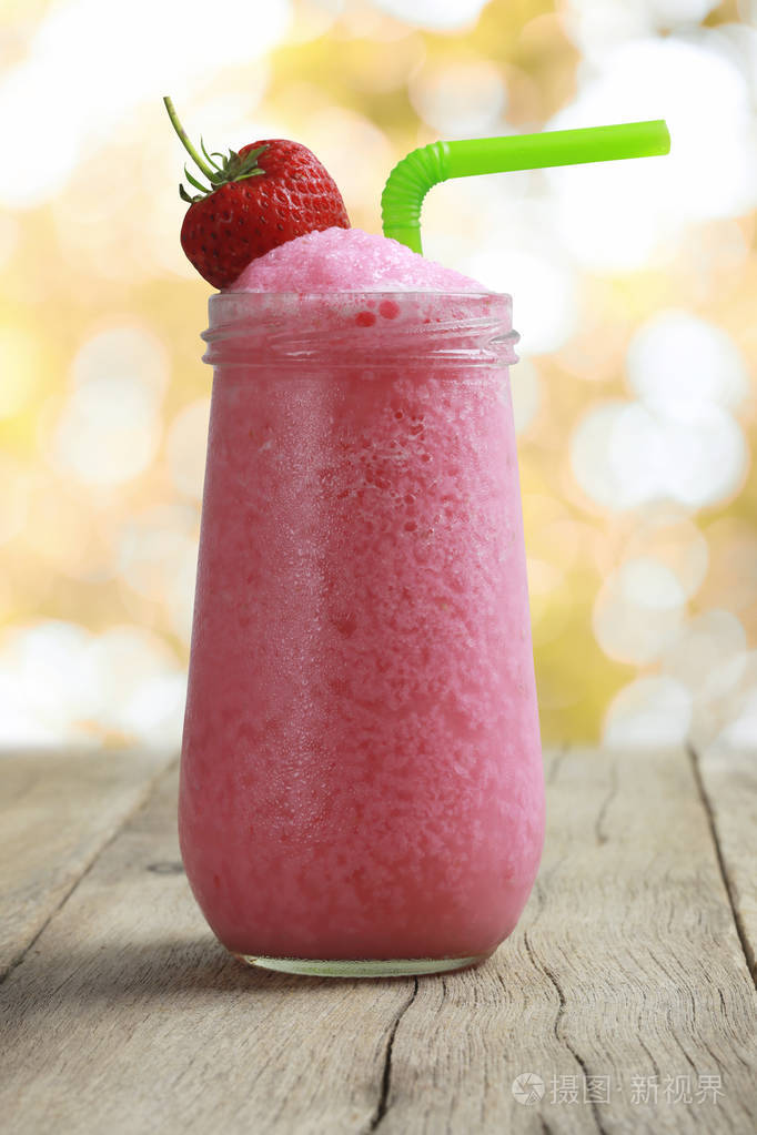 草莓冰沙在食物表地板上的玻璃