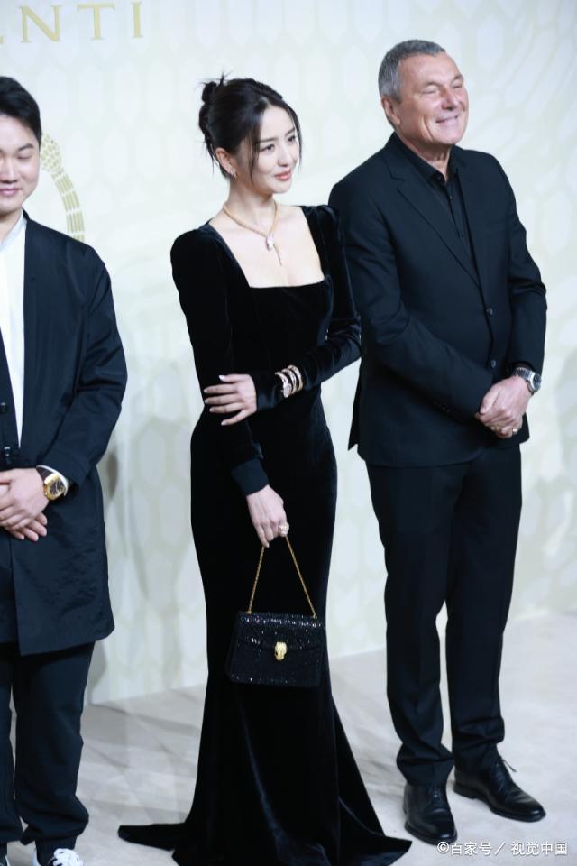 佟丽娅穿方领礼服出席宝格丽品牌活动