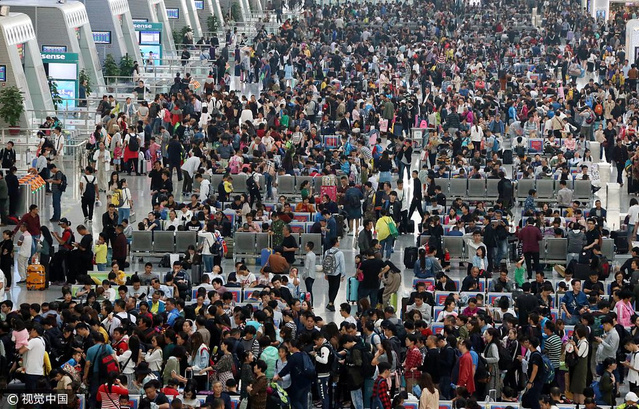杭州迎国庆长假返程高峰 火车站候车厅人山人海