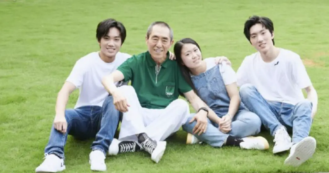 张艺谋晒全家福,他一头银丝神采奕奕,小31岁娇妻穿白裙青春靓丽