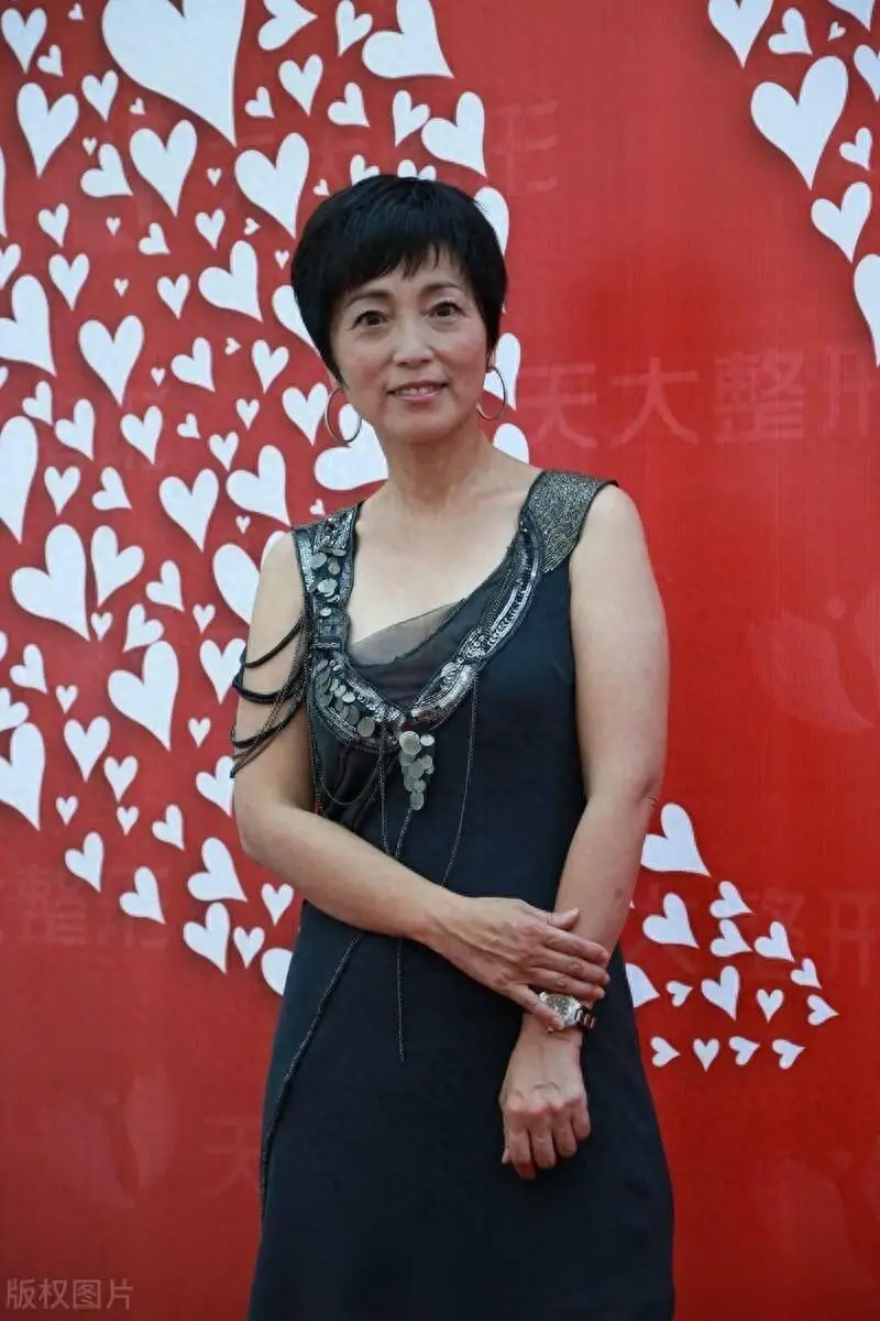 石榴姐苑琼丹这身材,这才是尤物啊!