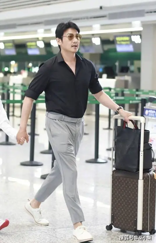 45岁陆毅中年发福面部油腻双下巴突出机场照被调侃像老干部