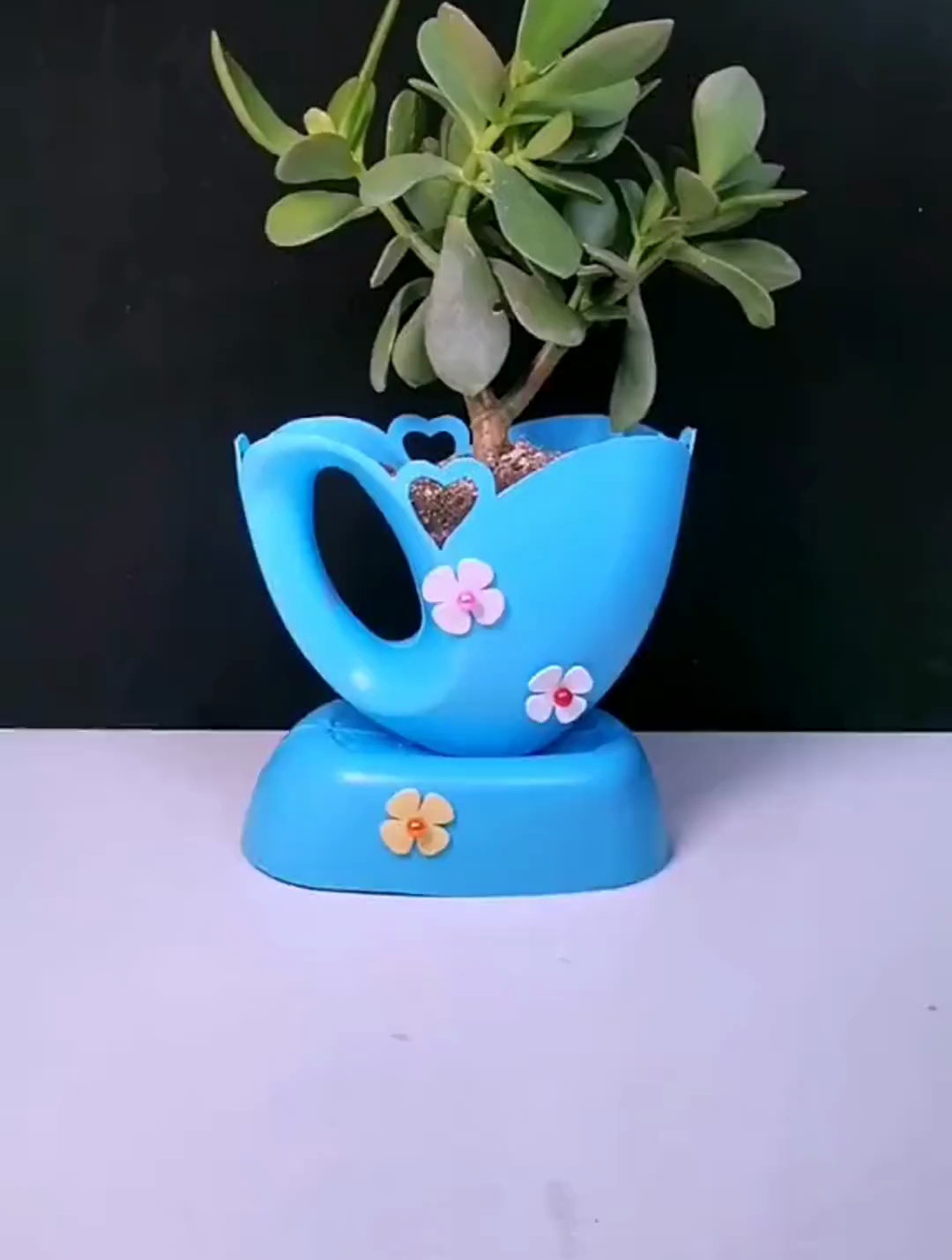 洗衣液瓶变废为宝改造花盆