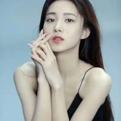 女生干净简约简单的头像图片