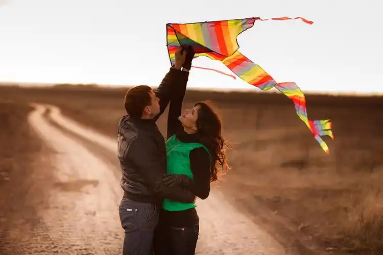 高兴,年轻,情侣,相爱,放风筝_高清图片_全景视觉