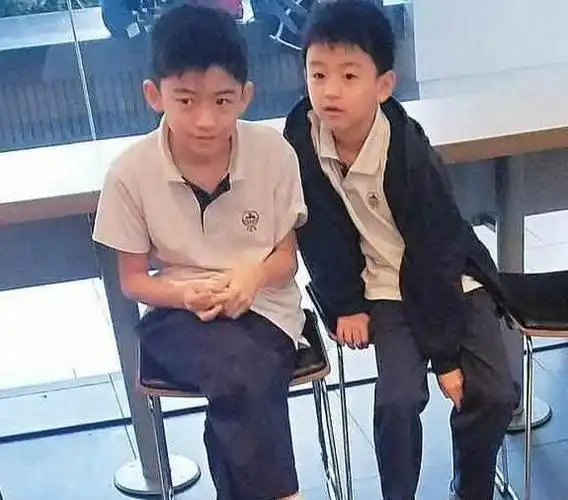 11岁谢振轩近照,长相酷似爸爸谢霆锋,气质随爷爷谢贤