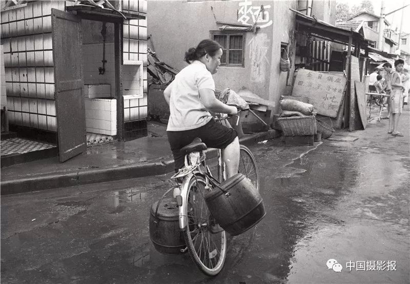 帮孤寡老人"刷马桶"是上海杨浦区首创,清晨漫步街头处处可见环卫工人