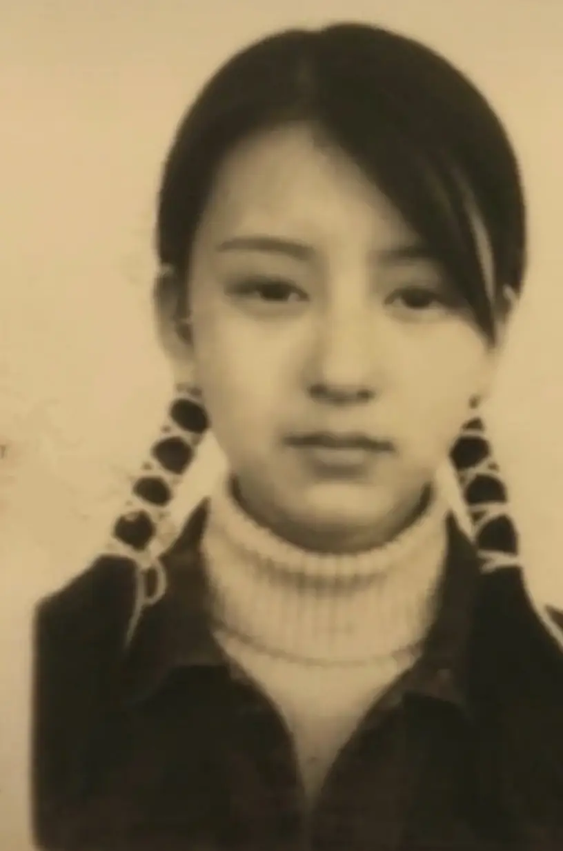 她还写道:"初中上课时被叫出来拍证件照,记得太阳很大,所以看起来皱着