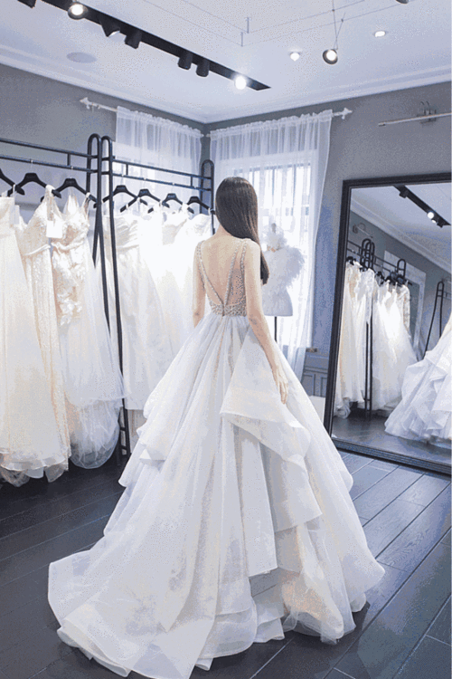 其实对于小mo和新娘来说, 每一件婚纱背后拥有的不仅是设计师的巧夺