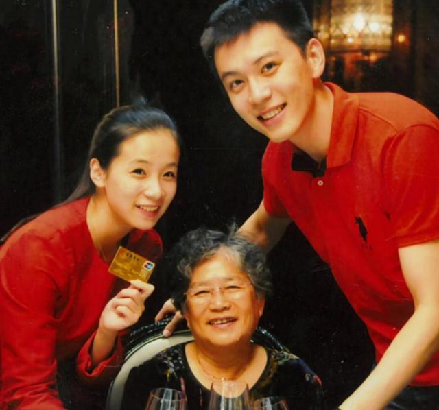 最近,辽宁队cba的主教练杨鸣的妻子唐佳良在社交媒体上更新了状态,晒