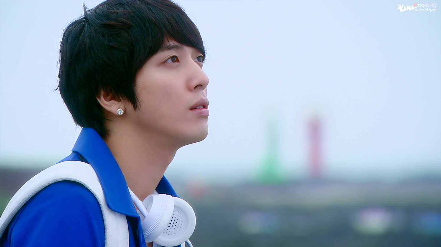 求《你为我着迷》第一集中郑容和与自行车一起的截图.谢谢