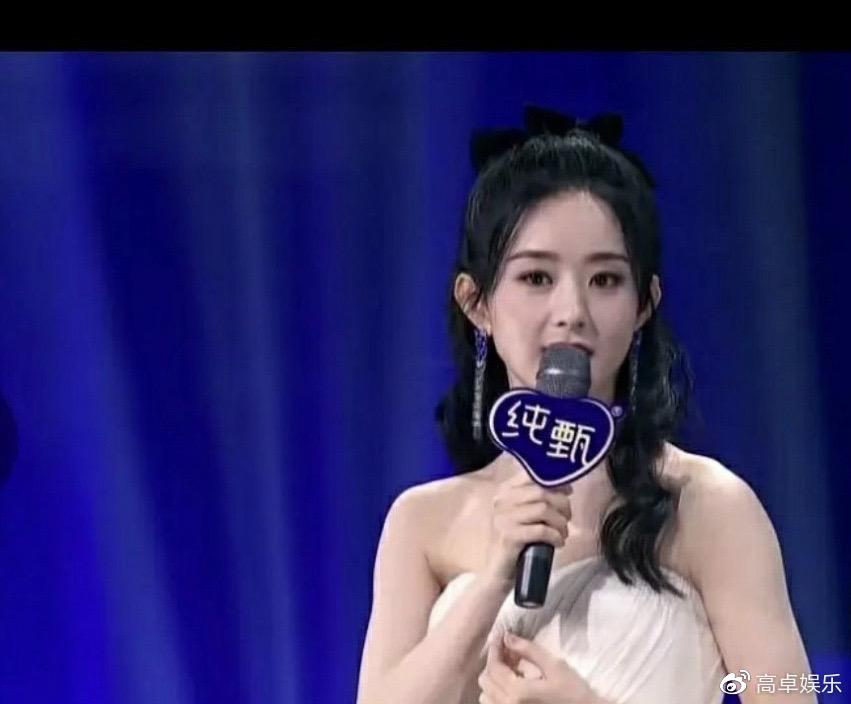 赵丽颖西安粉丝见面会生图来袭,白色抹胸裙状态满满,丝毫不受离婚影