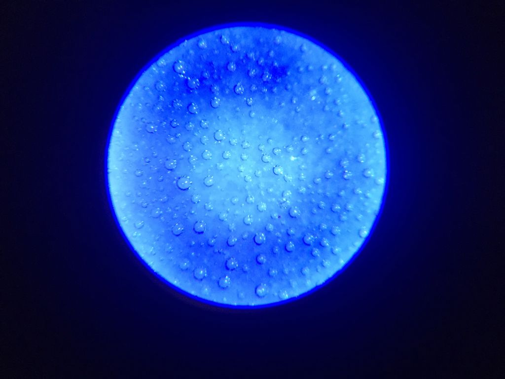 请问大师这种气泡是老的瓷器吗