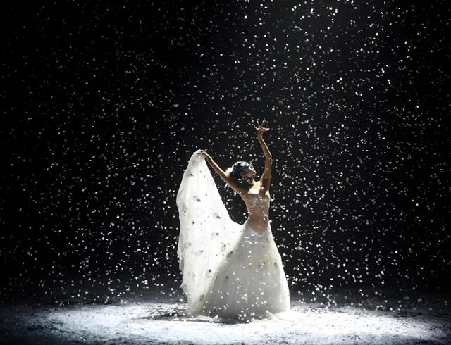 近日,有网友发布了一套由杨丽萍编排的舞蹈作品《孔雀》在舞台上的