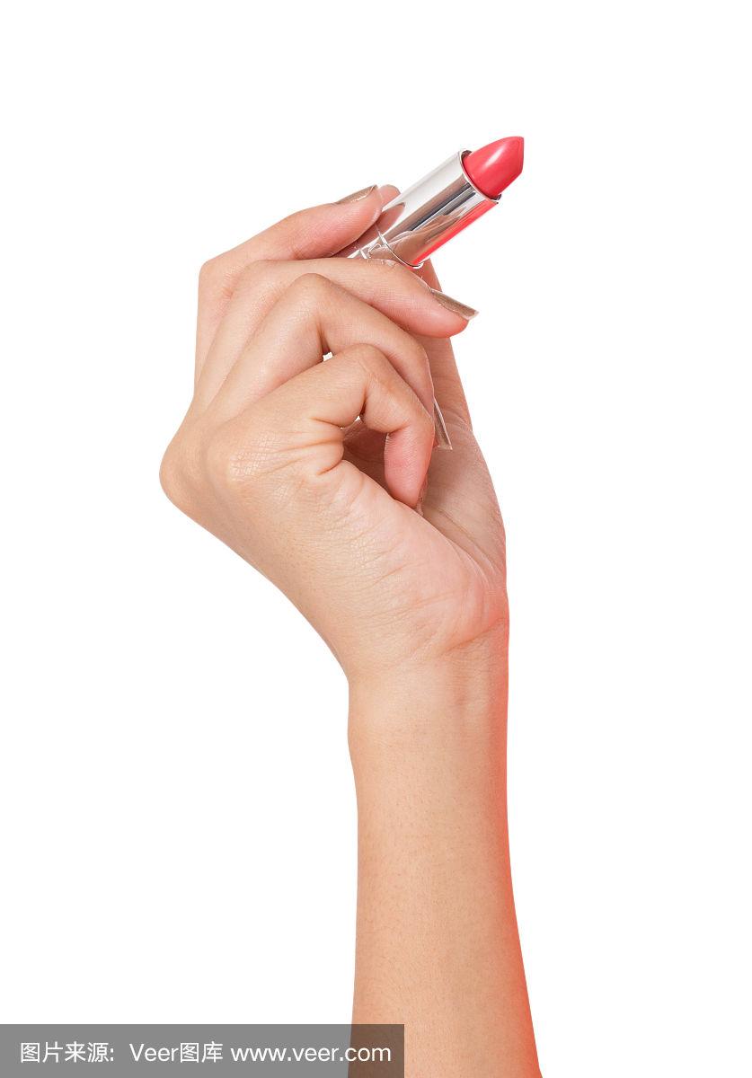 白色背景上的手拿着一支鲜红色的口红.