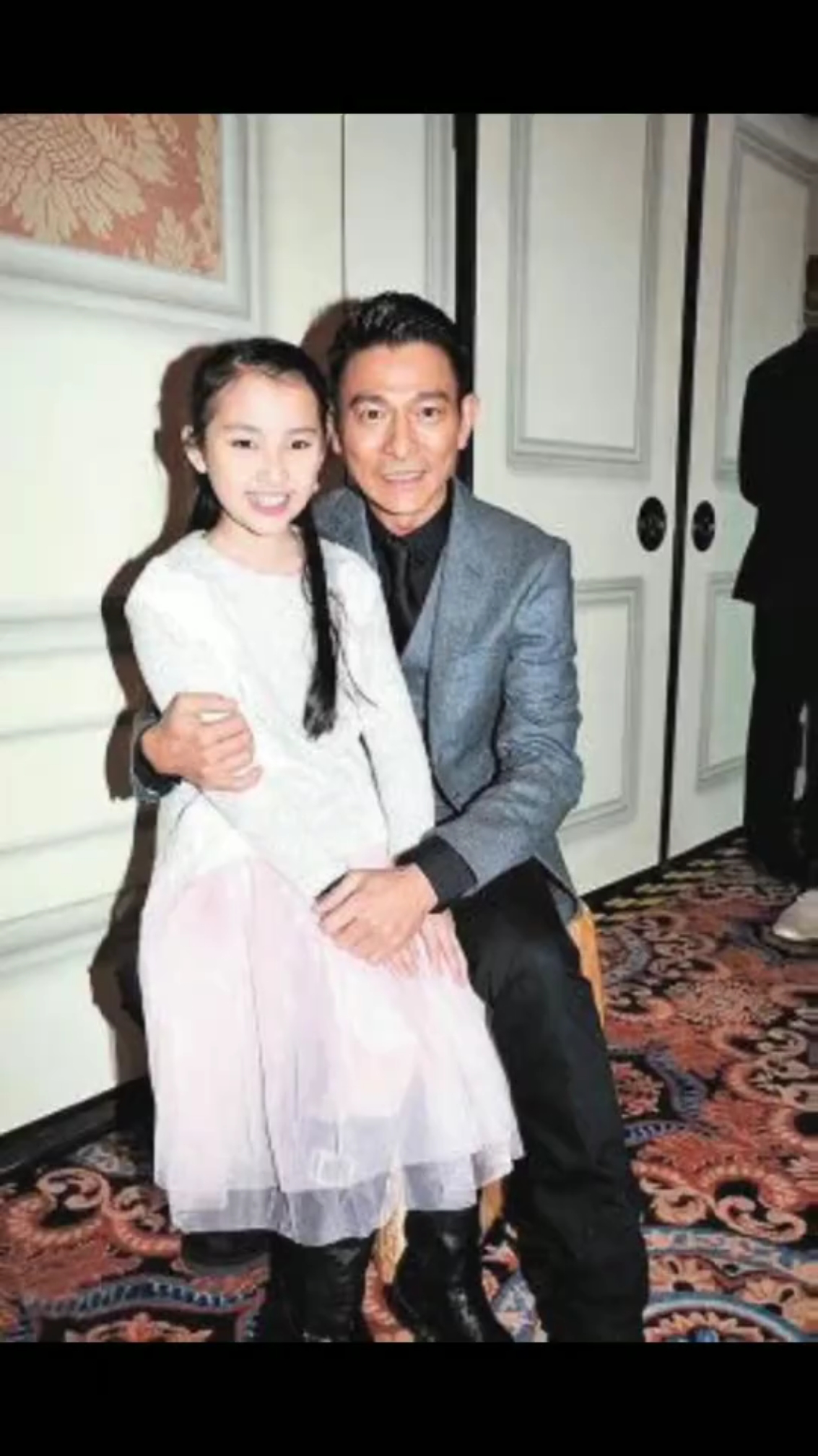 刘德华一家三口幸福满满