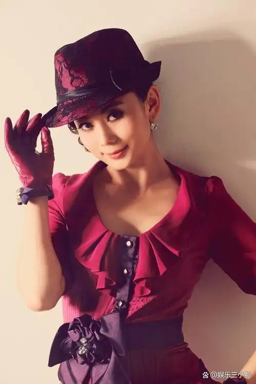 朱军回忆起与妻子初次相遇的情景时表示:"当时她还是个穿着背带裤,手