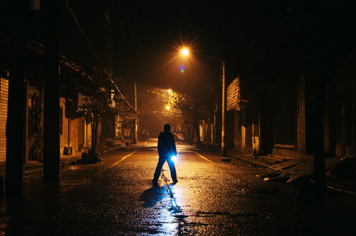 灯光也许是孤独的一种陪伴.