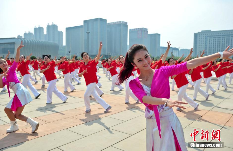 3000大妈齐聚济南奥体中心广场"斗舞"