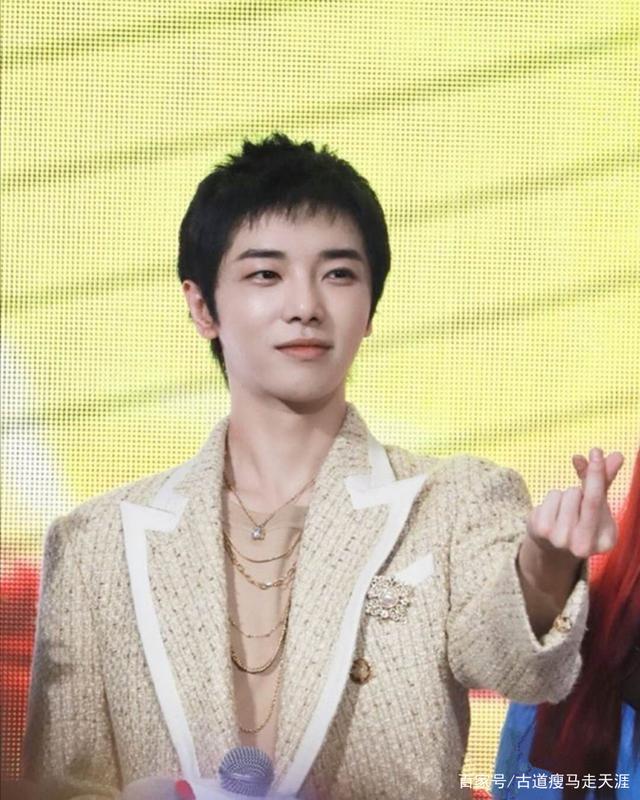 华晨宇的"花式比心",八种比心动作"火星人"能全部模仿吗?