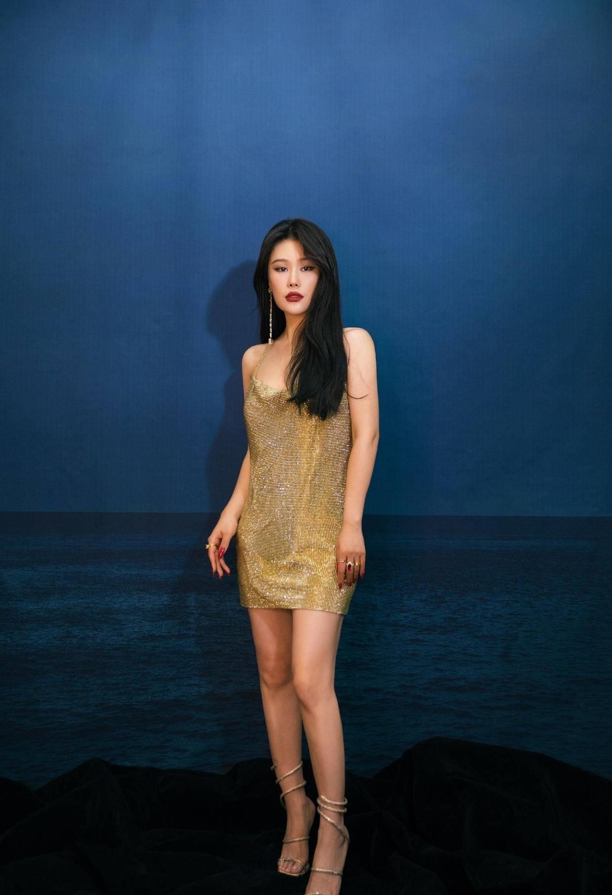 原创袁娅维真是肉感尤物穿亮片吊带连衣裙藏不住女人味太高级