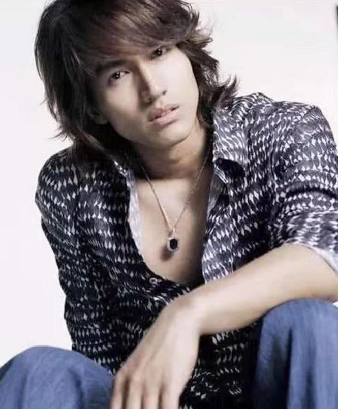 言承旭绝对长发男明星的正面教材,满眼的温柔配上长发,是我们青春里的