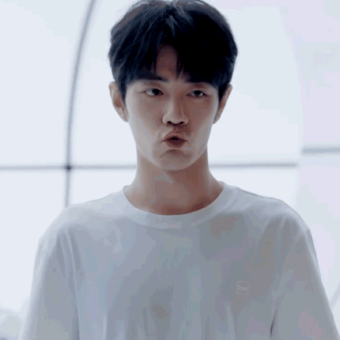 肖战居家感限定#哦莫,粉丝狂喜,又有新鲜的战哥,还有嘟嘟嘴的小表 !!