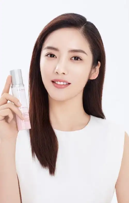 简介:蔡文静清新脱俗代言写真图片,分享一组蔡文静图片给大家,图中的