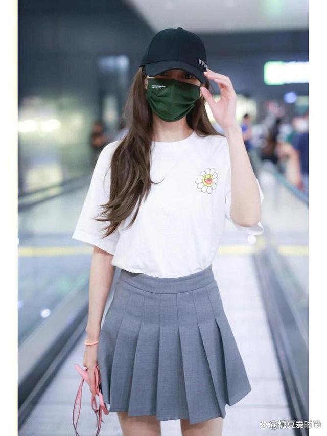 杨颖机场私服!身穿"白t 百褶半裙"玩转甜酷学院风,少女感满满